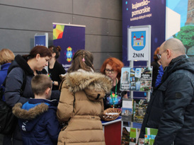Pracownik Urzędu Miejskiego przedstawia ofertę turystyczną