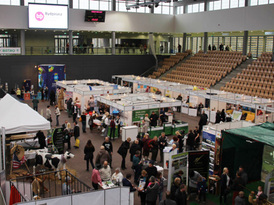 Widok na halę targową z wystawcami
