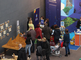 Widok na halę targową z wystawcami