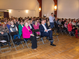 Członkowie Uniwersytetu Trzeciego Wieku zebrani na sali Żnińskiego Domu Kultury