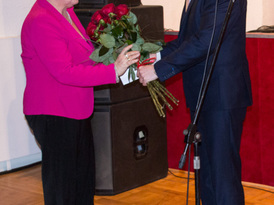 Burmistrz Żnina wręcza bukiet kwiatów Pani prezes Stowarzyszenia Uniwersytetu Kazimierza Wielkiego
