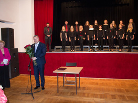 Burmistrz Żnina przemawiający na sali Żnińskiego Domu Kultury