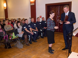 Burmistrz Żnina podczas wręczania gratulacji na auli Żnińskiego Domu Kultury