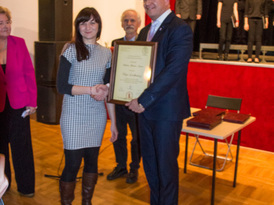 Burmistrz Żnina podczas wręczania zdobywczyni doktoratu Honoris Causa