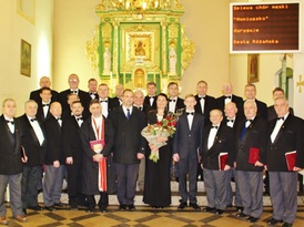 Zdjęcie grupowe Chóru Moniuszko wraz z Sekretarzem Urzędu Miejskiego