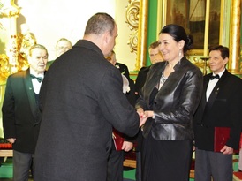 Sekretarz Urzędu Miejskiego składa życzenia na ręce Pani dyrygent