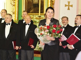 Pani dyrygent Chóru Moniuszko z bukietem kwiatów