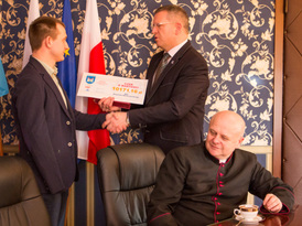 Burmistrz podczas przekazywania symbolicznego czeku