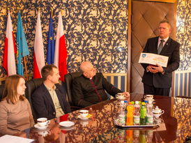 Burmistrz Żnina przemawiający z czekiem w dłoni