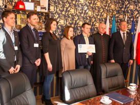 Zdjęcie grupowe osób zebranych na spotkaniu z Panem Dominikiem w biurze burmistrza Żnina