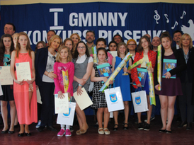 Zdjęcie grupowe uczestników konkursu i opiekunów w towarzystwie Zastępcy Burmistrza Pani Haliny Rosi