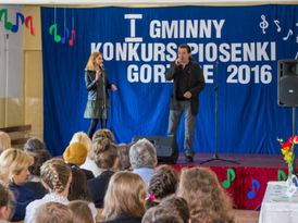 Uczestnicy konkursu podczas występu na scenie