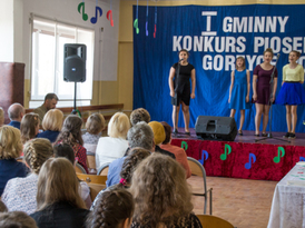 Uczestnicy konkursu podczas występu na scenie