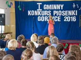 Uczestniczka konkursu podczas występu na scenie