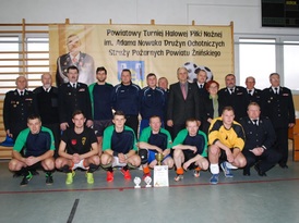 Zdjęcie grupowe strażaków biorących udział w turnieju wraz ze Starostą Żnińskim oraz Przewodniczącą