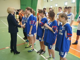 Zastępca burmistrza podczas wręczania pucharów i składania gratulacji