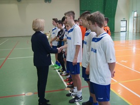 Zastępca burmistrza podczas wręczania pucharów i składania gratulacji