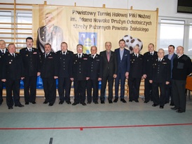 Zdjęcie grupowe przedstawicieli OSP w Żninie oraz Starosty Żnińskiego i kierownika Wydziału Turystyk