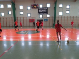 Młodzi zawodnicy OSP podczas rozgrzewki