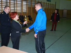 Przewodnicząca Rady Powiatu podczas wręczania pucharu