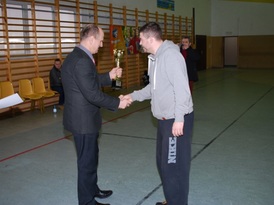 Pan wręczający puchar zawodnikowi