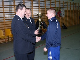 Starosta Żniński podczas wręczania pucharu