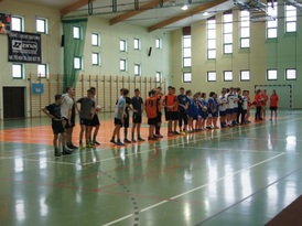 Młodzi zawodnicy OSP stojący w rzędzie