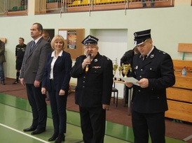 Stojący w rzędzie od lewej: sekretarz gminy, zastępca burmistrza, oraz druhowie: Adam Rogowski, Pawe