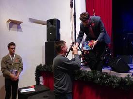 Dyrektor Żnińskiego Domu Kultury przekazuje wylicytowany przedmiot