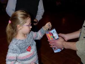 Dziewczynka wrzucająca pieniądze do kartonika na rzecz WOŚP