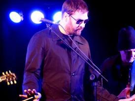 Pan Tomasz Karolak podczas występu zespołu Pączki w Tłuszczu