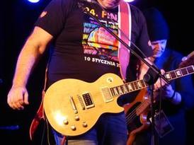 Gitarzysta zespołu Pączki w Tłuszczu podczas występu