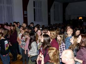 Przybyli ludzie na koncert do Żnińskiego Domu Kultury