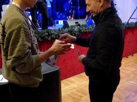 Mężczyzna wrzucający pieniądze do kartonika na rzecz WOŚP