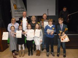 Zdjęcie grupowe wyróżnionych żeglarzy oraz opiekunów w obecności zastępcy Burmistrza