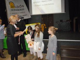 Zastępca Burmistrza wręcza nagrody wyróżnionym żeglarzom