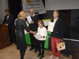 Zastępca Burmistrza wręcza nagrody wyróżnionym żeglarzom