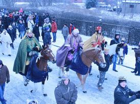 Spacer wzdłuż ulic miasta mężczyżn przebranych za Trzech Króli oraz ludzi biorących udział w orszaku