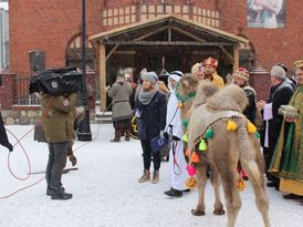 Nagrywanie reportażu o orszaku przez telewizję przed kościołem pw. Najświętszej Maryi Panny Królowej