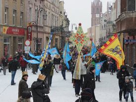 Uczestnicy orszaku przechodzący z ulicy Śniadeckich w stronę placu Wolności
