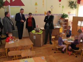 Burmistrz Żnina razem z prezesem Wodociągów i Kanalizacji w Żninie z wizytą w żnińskim przedszkolu