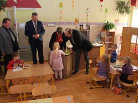 Burmistrz Żnina razem z prezesem Wodociągów i Kanalizacji w Żninie przekazują sprzęt sportowy w jedn