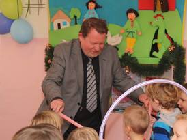 Prezes Wodociągów i Kanalizacji w Żninie przekazuje dzieciom hula hop w przedszkolu