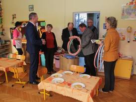 Burmistrz Żnina razem z prezesem Wodociągów i Kanalizacji w Żninie przekazują sprzęt sportowy w jedn