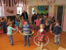 Dzieci bawią się hula hop