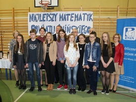 Zdjęcie grupowe laureatów konkursu oraz dyrektora gimnazjum, nauczycieli i włodarzy gminy i powiatu