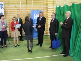 Władze powiatu, gminy i szkoły wręczają nagrody laureatom konkursu