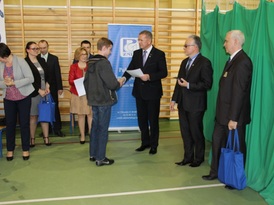 Władze powiatu, gminy i szkoły wręczają nagrody laureatom konkursu