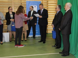 Władze powiatu, gminy i szkoły wręczają nagrody laureatom konkursu