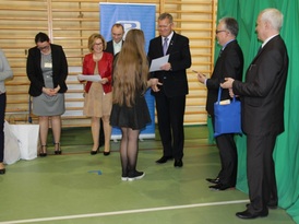 Władze powiatu, gminy i szkoły wręczają nagrody laureatom konkursu